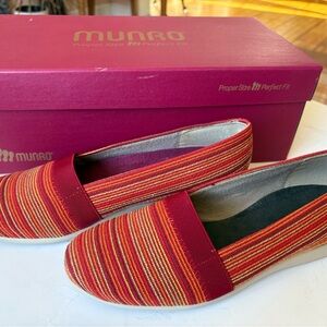 Munro American colored flats size 7 N like new w/box
